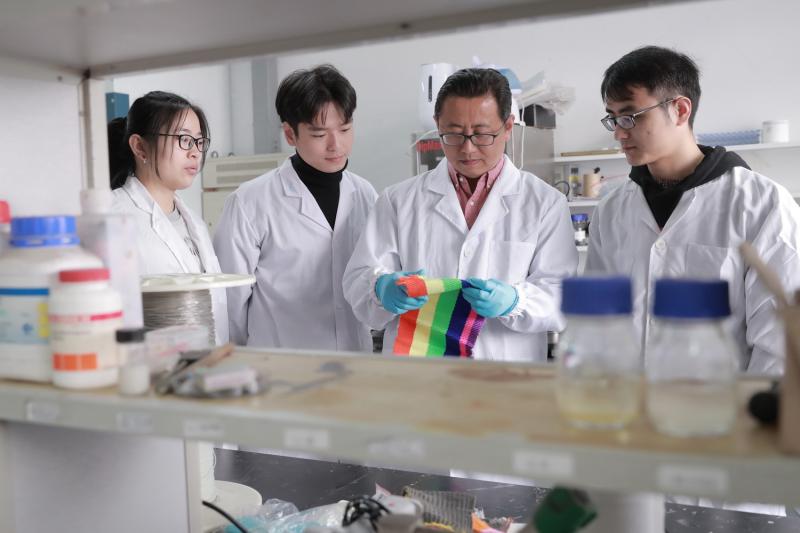 可发电服装材料 东华大学创新技术让'能源衣'照进现实